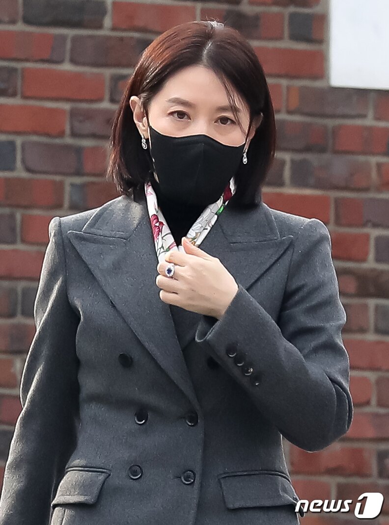 본문 이미지 - 배우 이영애가 11일 오후 서울 중구 정동제일교회에서 열린 정몽규 HDC그룹 회장의 장남 정준선 카이스트 교수의 결혼식에 남편 정호영 한국레이컴 전 회장과 함께 참석한 뒤 식장을 나서고 있다. 2023.2.11/뉴스1 ⓒ News1 민경석 기자