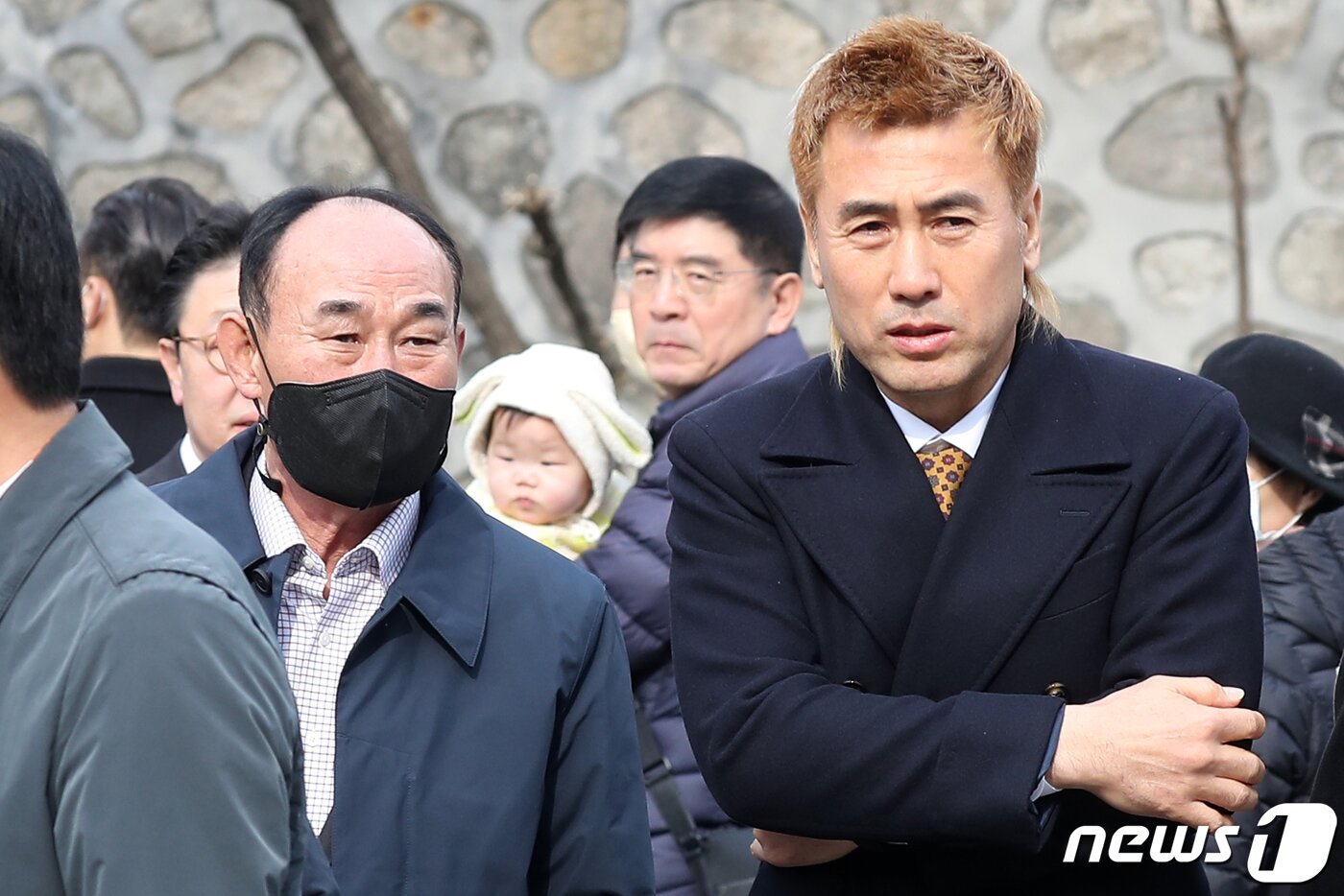 본문 이미지 - 김학범 전 대한민국 올림픽 축구대표팀 감독과 김병지 강원FC 대표가 11일 오후 서울 중구 정동제일교회에서 열린 정몽규 HDC그룹 회장의 장남 정준선 카이스트 교수의 결혼식에 참석하고 있다. 2023.2.11/뉴스1 ⓒ News1 민경석 기자