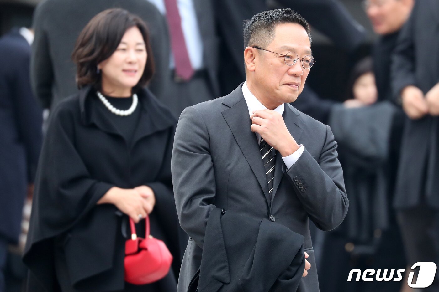 본문 이미지 - 정태영 현대카드 부회장과 아내 정명이 현대커머셜 사장이 11일 오후 서울 중구 정동제일교회에서 열린 정몽규 HDC그룹 회장의 장남 정준선 카이스트 교수의 결혼식에 참석한 뒤 식장을 나서고 있다. 2023.2.11/뉴스1 ⓒ News1 민경석 기자