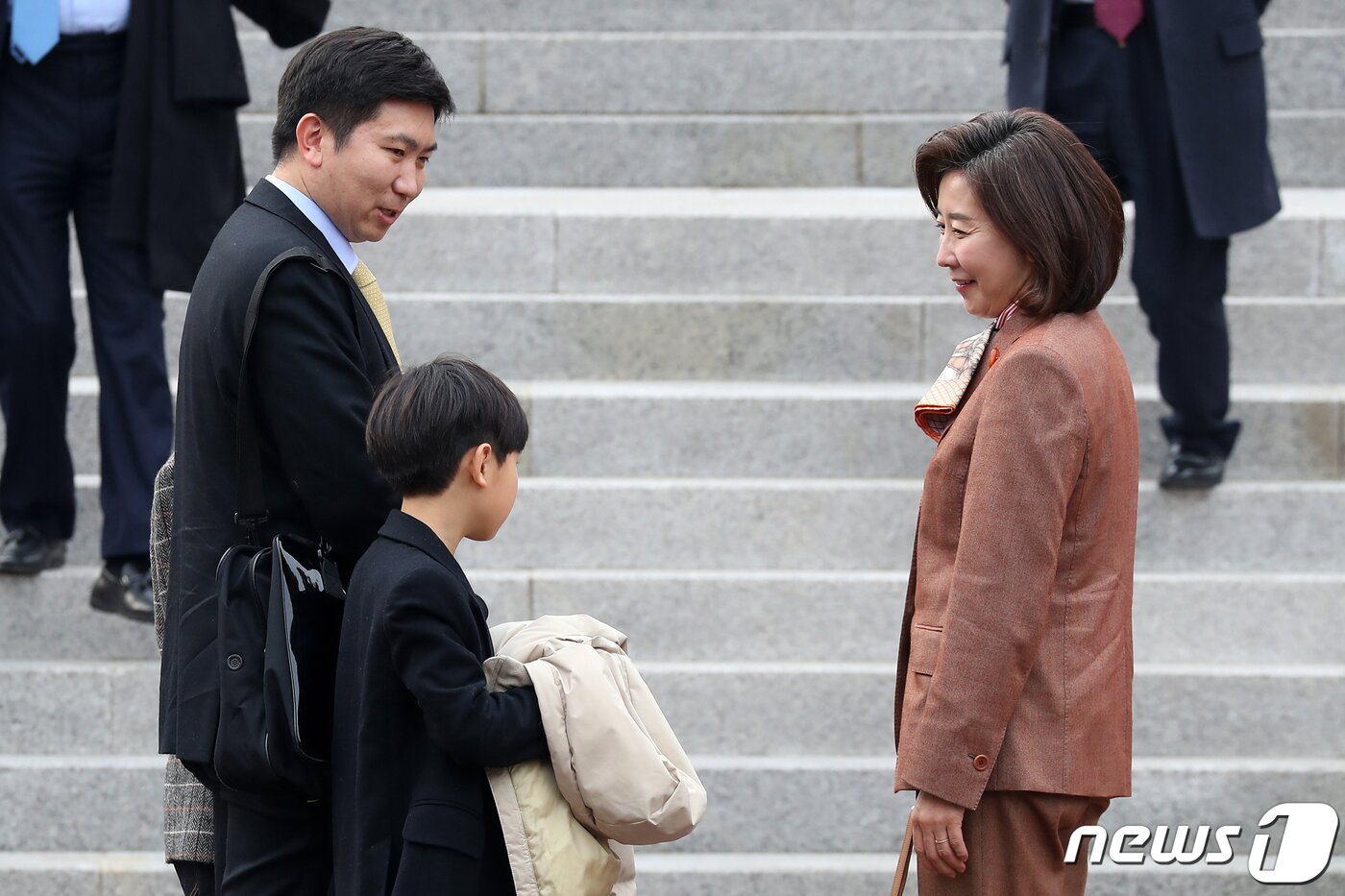 본문 이미지 - 나경원 전 국민의힘 의원과 유승민 대한탁구협회 회장이 11일 오후 서울 중구 정동제일교회에서 열린 정몽규 HDC그룹 회장의 장남 정준선 카이스트 교수의 결혼식에 참석해 대화를 나누고 있다. 2023.2.11/뉴스1 ⓒ News1 민경석 기자