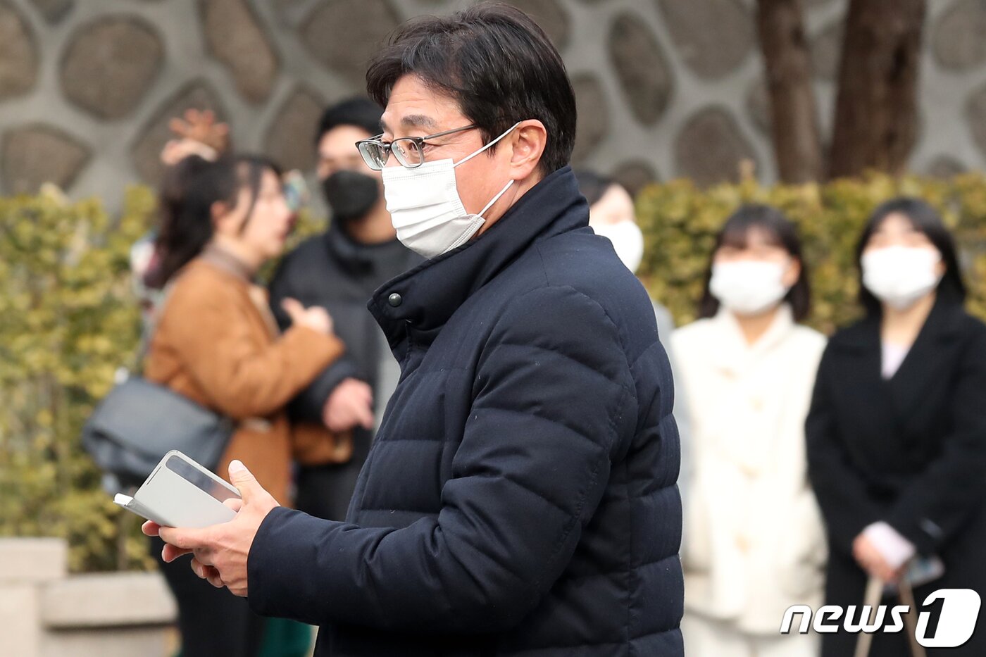 본문 이미지 - 황선홍 U-23축구대표팀 감독이 11일 오후 서울 중구 정동제일교회에서 열린 정몽규 HDC그룹 회장의 장남 정준선 카이스트 교수의 결혼식에 참석고 있다. 2023.2.11/뉴스1 ⓒ News1 민경석 기자
