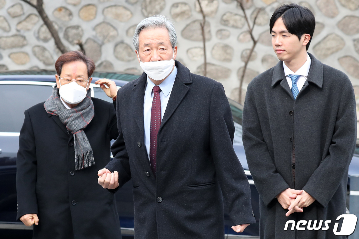 (서울=뉴스1) 민경석 기자 = 정몽준 아산재단 이사장이 11일 오후 서울 중구 정동제일교회에서 열린 정몽규 HDC그룹 회장의 장남 정준선 카이스트 교수의 결혼식에 참석하고 있다. …