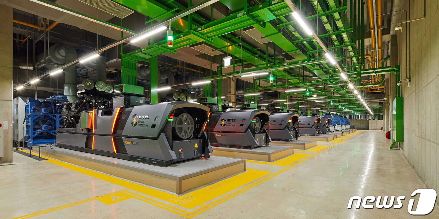 본문 이미지 -  네이버 데이터센터의 '다이나믹 전원공급장치(UPS)실' 내부 (네이버 제공) 