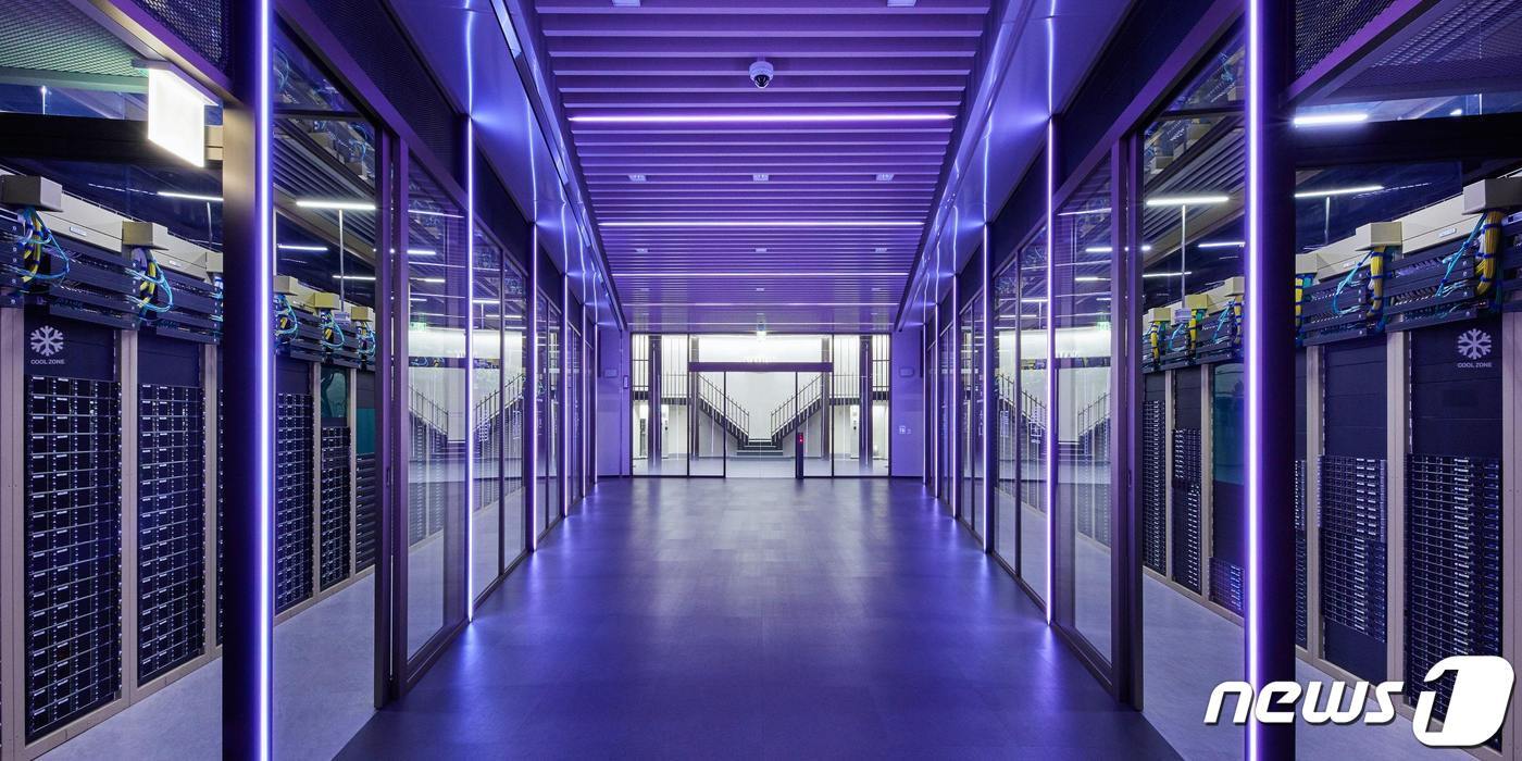 본문 이미지 -  네이버 데이터센터 내 '서버룸'. 수많은 서버를 보관하는 공간 (네이버 제공)