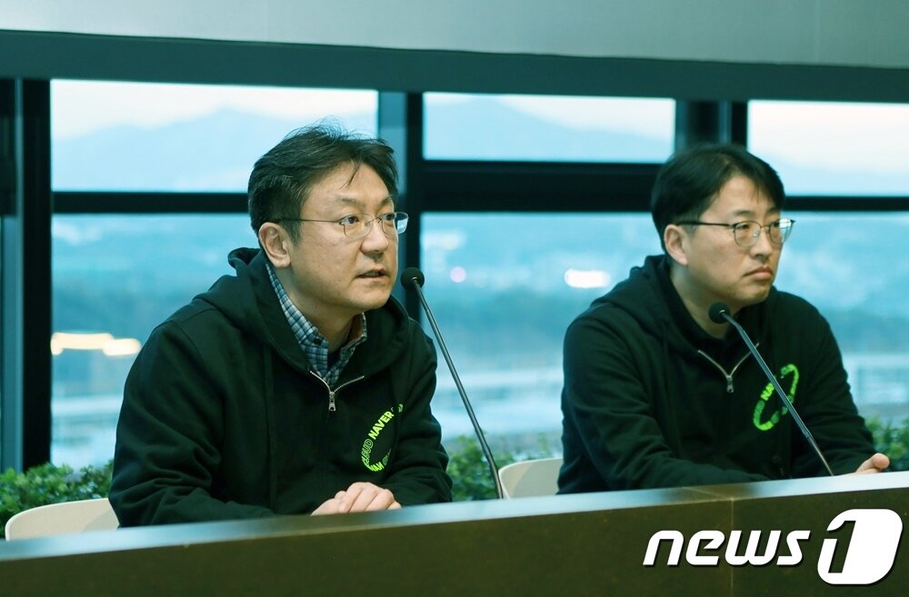 본문 이미지 -  정수환 네이버클라우드 IT 서비스 본부장(왼쪽)과 노상민 네이버클라우드 데이터센터장 (네이버 제공)