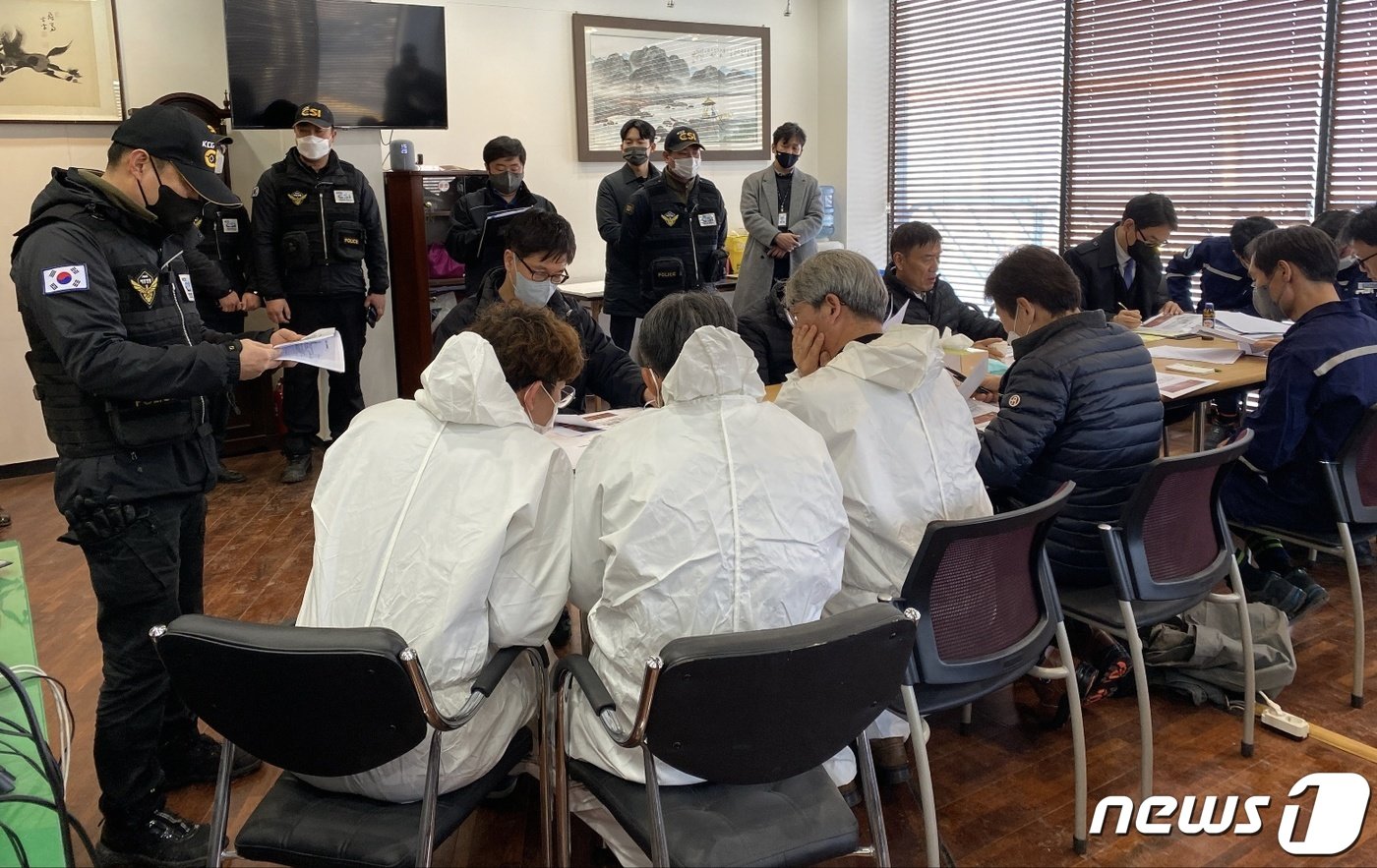 본문 이미지 - 10일 국립과학수사연구원과 서해지방해양경찰청, 목포해양경찰서 등 6개 기관이 합동으로 청보호 정밀감식 전 회의를 진행하고 있다. (목포해경 제공) 2023.2.11/뉴스1 ⓒ News1 이수민 기자