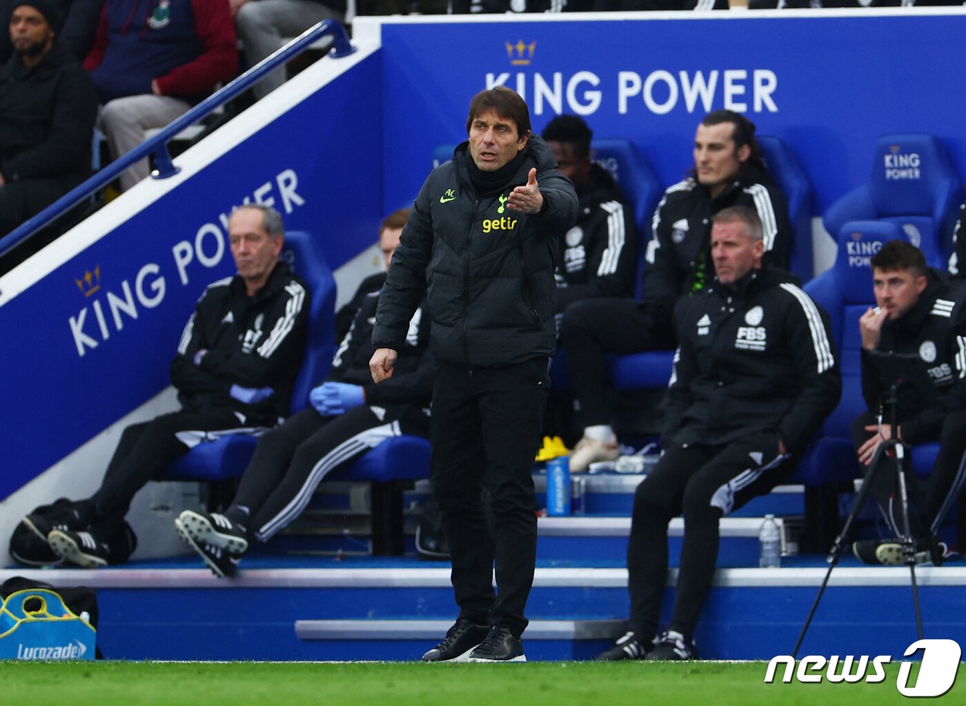 본문 이미지 - 최근 담낭 제거 수술 후 벤치로 돌아온 안토니오 콘테 감독. ⓒ 로이터=뉴스1