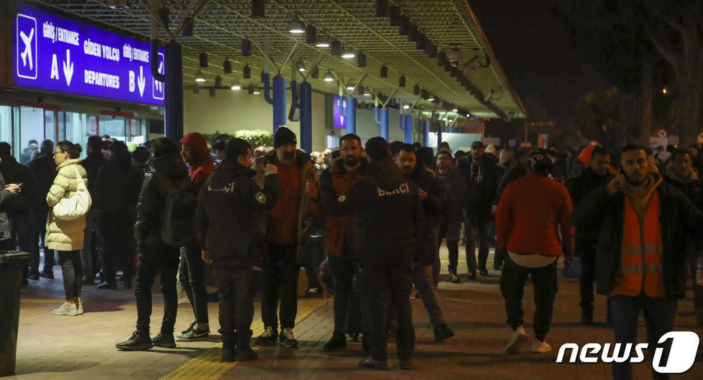 (아다나(튀르키예)=뉴스1) 김도우 기자 = 11일(현지시간) 튀르키예 아다나공항 국내선 터미널 외부에서 지진 피해를 입은 지역의 국민들이 이스탄불과 앙카라 등으로 떠나기 위해 대 …