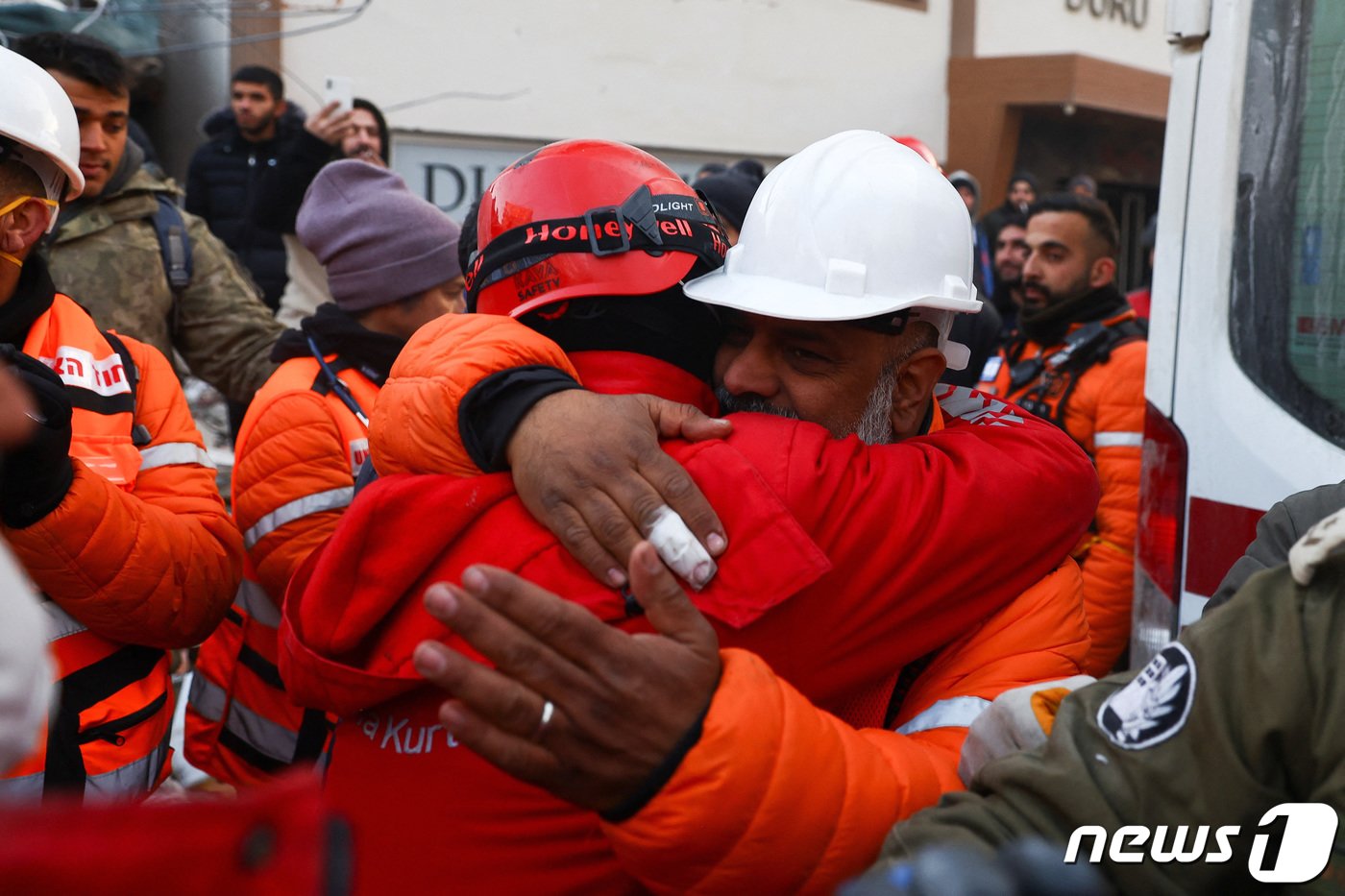 본문 이미지 - 규모 7.8 강진이 발생한 지 닷새째인 10일(현지시간) 튀르키예 카라만라스에서 튀르키예와 이스라엘 구조 대원들이 건물 잔해에 깔려 있던 알리 코르크마즈(56)를 구출한 뒤 감격에 젖어 포옹하고 있다. 2023.2.10. ⓒ 로이터=뉴스1 ⓒ News1 김성식 기자