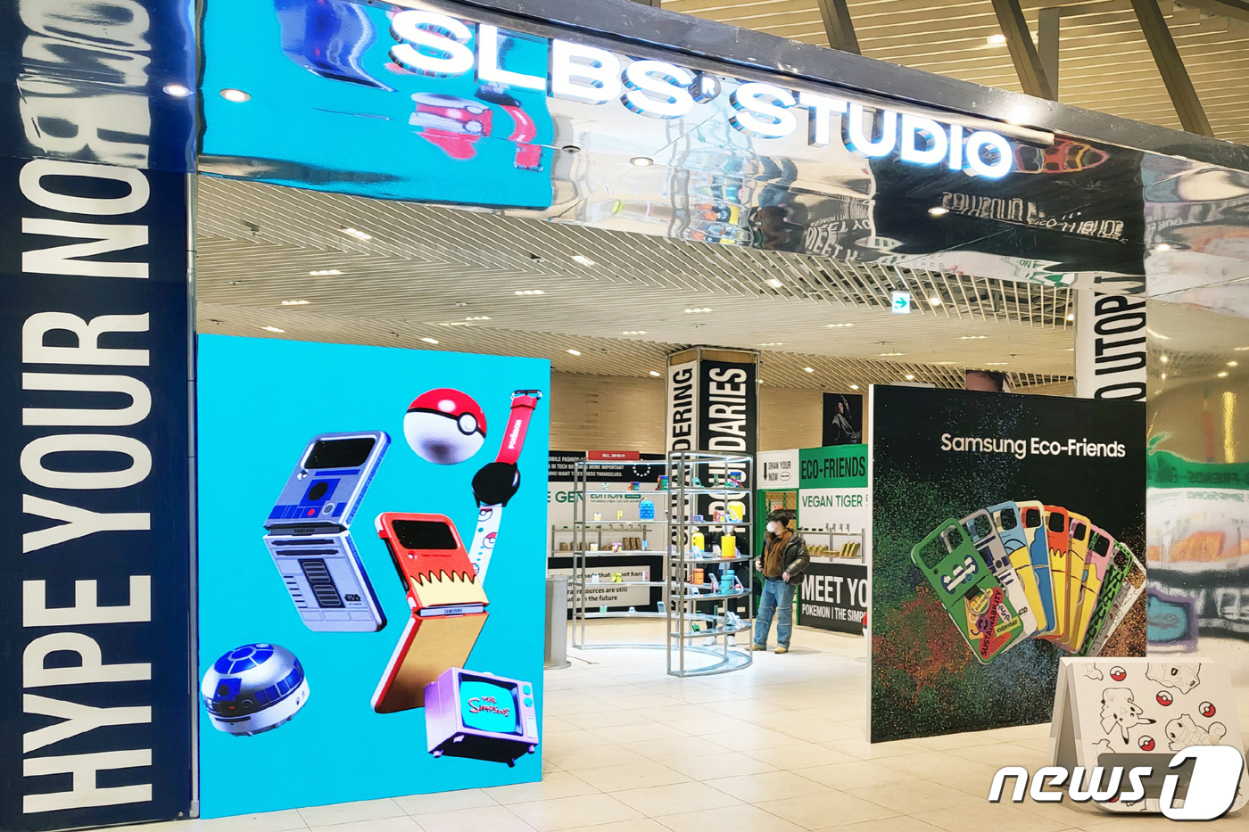 (서울=뉴스1) = 삼성전자가 11일부터 오는 22일까지 여의도 더현대 서울에 팝업스토어를 열고, 친환경 소재를 적용한 '삼성 에코 프렌즈' 액세서리를 선보인다. 사진은 '삼성 에 …