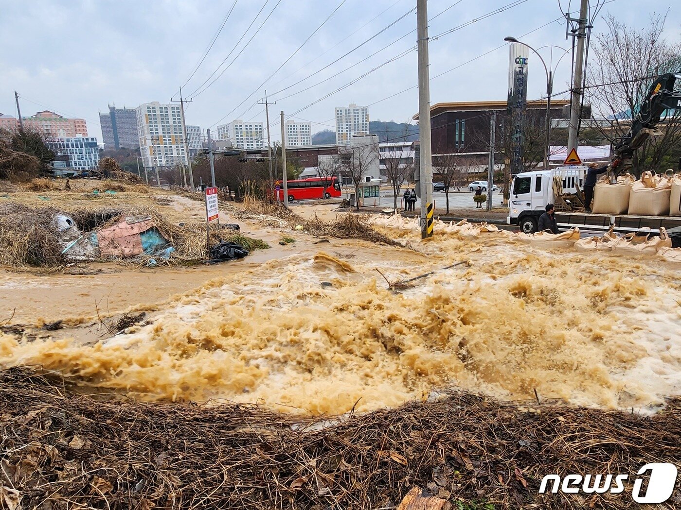 본문 이미지 - 지난 2월12일 오후 광주 남구 덕남정수장 입구가 물에 잠겨있다. 광주시상수도본부에 따르면 이날 오전 6시쯤 덕남정수장의 수돗물 유출 밸브가 고장 나 배수지로 수돗물 공급이 중단됐다. 이로 인해 오후 1시부터 광주 남구와 서구, 광산구 등 91만명이 단수 사태를 겪게 됐다. 2023.2.12.뉴스1 ⓒ News1 서충섭 기자