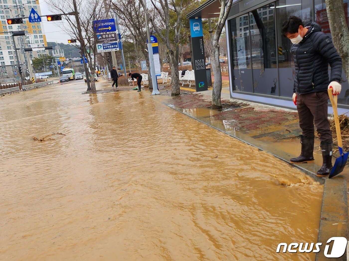 본문 이미지 - 12일 오후 광주 남구 덕남정수장 입구가 물에 잠겨있다. 광주시상수도본부에 따르면 이날 오전 6시쯤 덕남정수장의 수돗물 유출 밸브가 고장 나 배수지로 수돗물 공급이 중단됐다. 이로 인해 오후 1시부터 광주 남구와 서구, 광산구 등 91만명이 단수 사태를 겪게 됐다. 2023.2.12.뉴스1 ⓒ News1 서충섭 기자