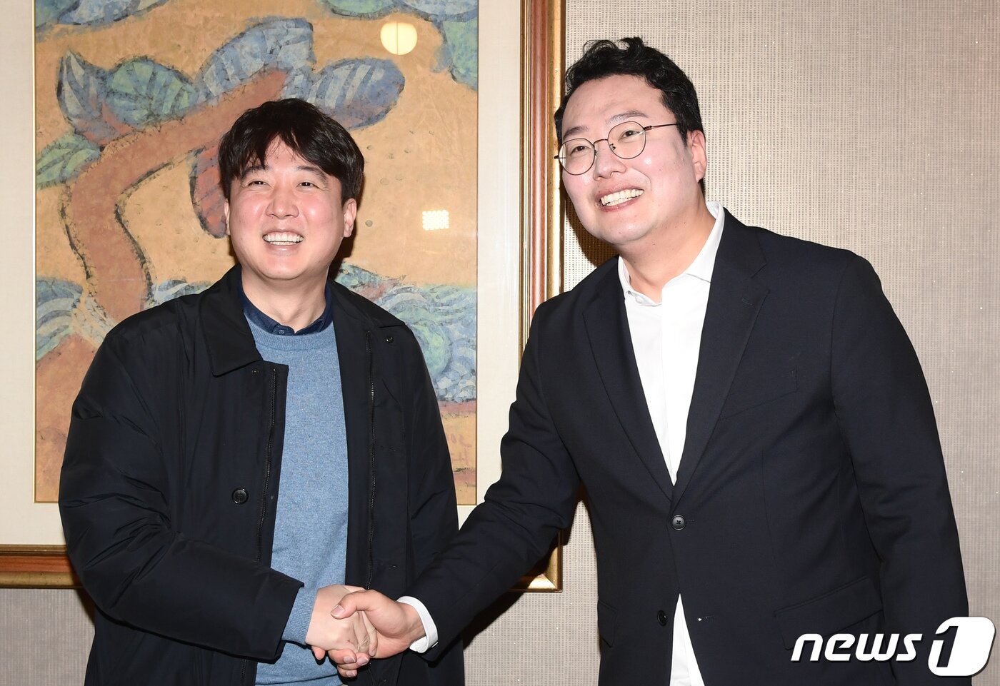 본문 이미지 - 이준석 전 국민의힘 대표(왼쪽)와 천하람 국민의힘 당대표 후보가 지난 2월 12일 서울 여의도 한 식당에서 열린 친이준석계 천하람 당대표 후보, 김용태, 허은아 최고위원 후보, 이기인 청년최고위원 후보의 오찬 기자간담회에서 인사하고 있다. (공동취재) ⓒ News1 유승관 기자