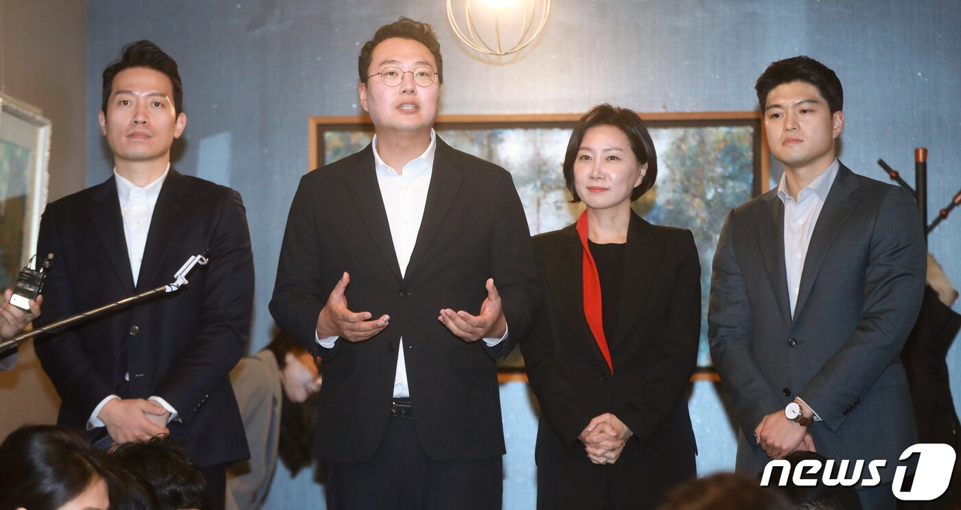 본문 이미지 - 친이준석계 국민의힘 3·8전당대회 후보들이 12일 서울 여의도 한 식당에서 취재진과 오찬간담회를 열고 발언하고 있다. 왼쪽부터 이기인 청년최고위원 후보, 천하람 당대표 후보, 허은아, 김용태 최고위원 후보. (공동취재) 2023.2.12/뉴스1 ⓒ News1 유승관 기자