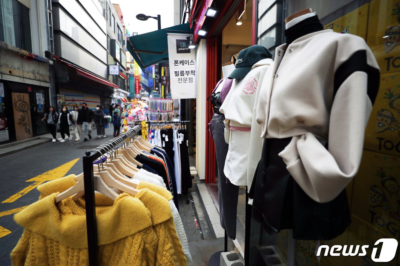 본문 이미지 - 포근한 날씨가 이어진 12일 오후 서울 중구 명동거리에 봄옷이 진열돼 있다. 2023.2.12/뉴스1 ⓒ News1 황기선 기자