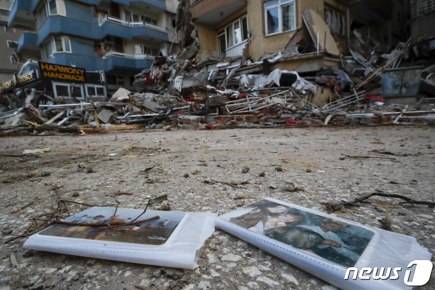 본문 이미지 - 12일 오전(현지시간) 튀르키예 하타이 주 안타키아 지진 피해 현장에 가족사진이 남아있다. 2023.2.12/뉴스1 ⓒ News1 김도우 기자