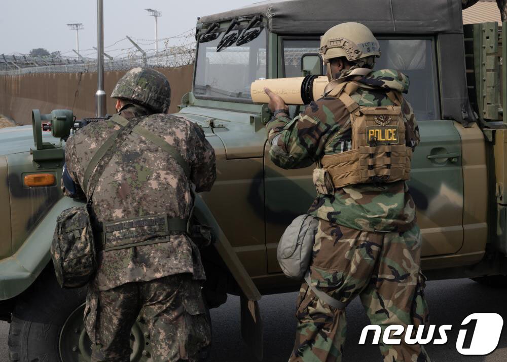 본문 이미지 - 한미 공군의 소형무인기 대응 훈련 모습.(자료사진)(미국방부 제공)2023.2.12/뉴스1