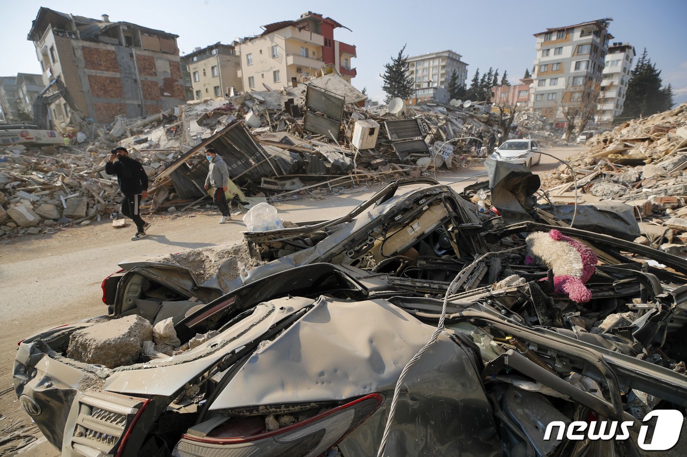 본문 이미지 - 12일 (현지시간) 튀르키예 하타이 주 안타키아 지진 피해 현장에 차량이 파손돼 있다. 2023.2.12/뉴스1 ⓒ News1 김도우 기자