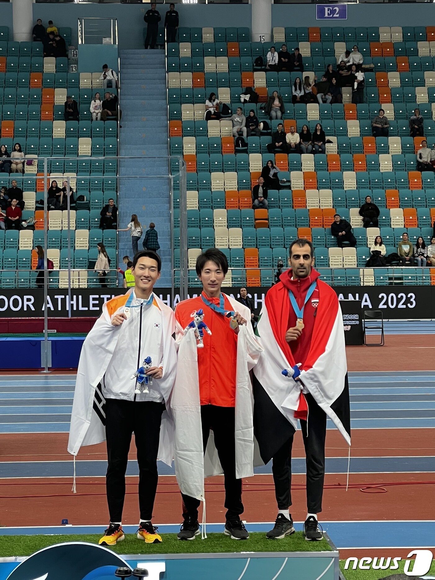 본문 이미지 - 아시아실내육상선수권대회에서 은메달을 수확한 우상혁(왼쪽) (대한육상연맹 제공)