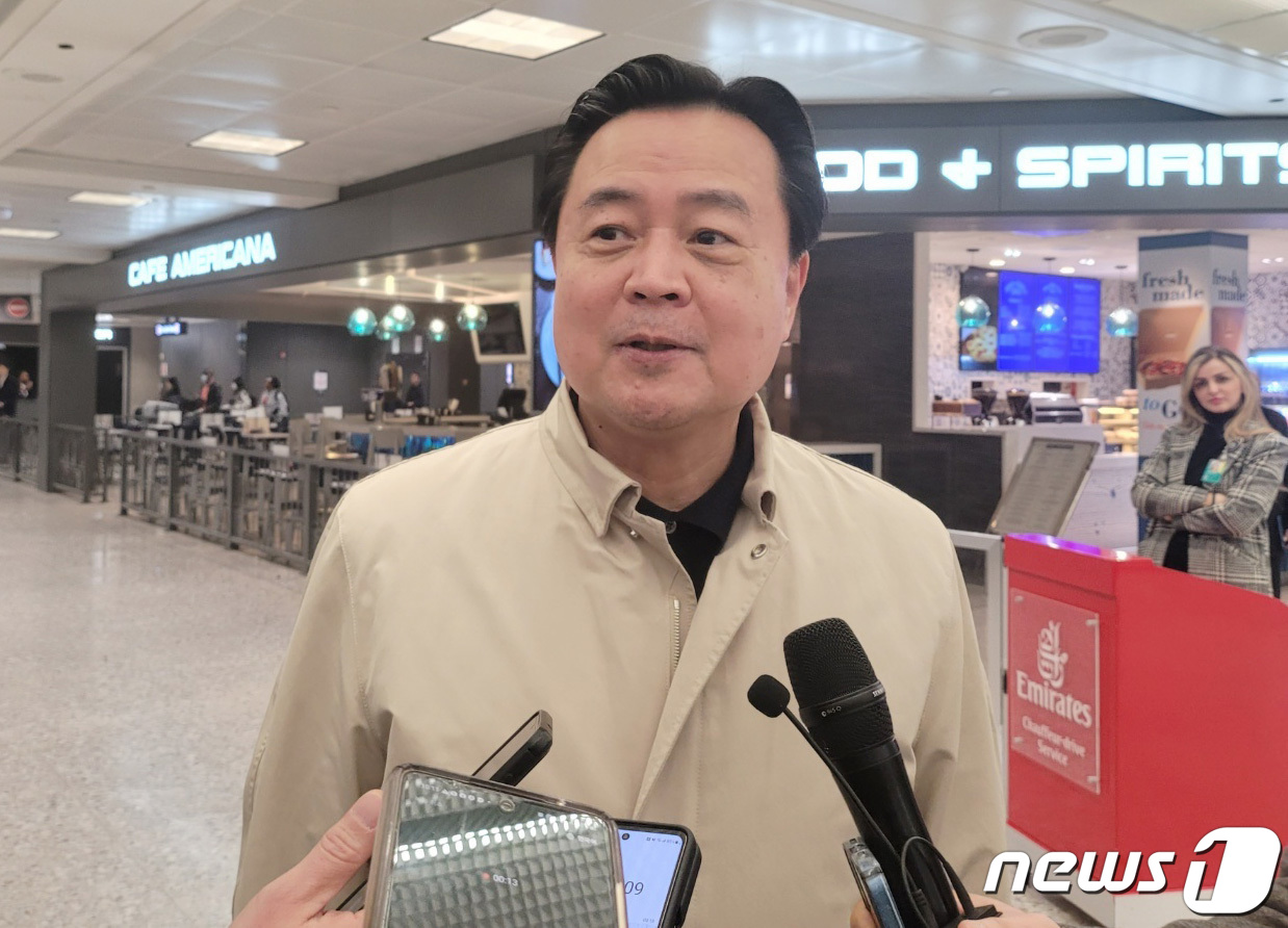 (워싱턴=뉴스1) 김현 특파원 = 한미일 외교차관협의회 참석차 미국을 방문한 조현동 외교부 1차관이 12일(현지시간) 워싱턴DC 인근 덜레스 국제공항에 도착해 특파원 질문에 답하고 …