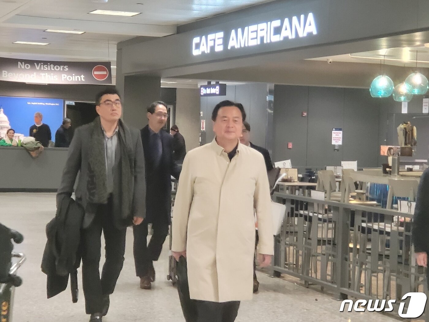 본문 이미지 - 한미일 외교차관협의회 참석차 미국을 방문한 조현동 외교부 1차관이 12일(현지시간) 워싱턴DC 인근 덜레스 국제공항에 도착해 입국장을 나오고 있다. ⓒ News1 김현 특파원