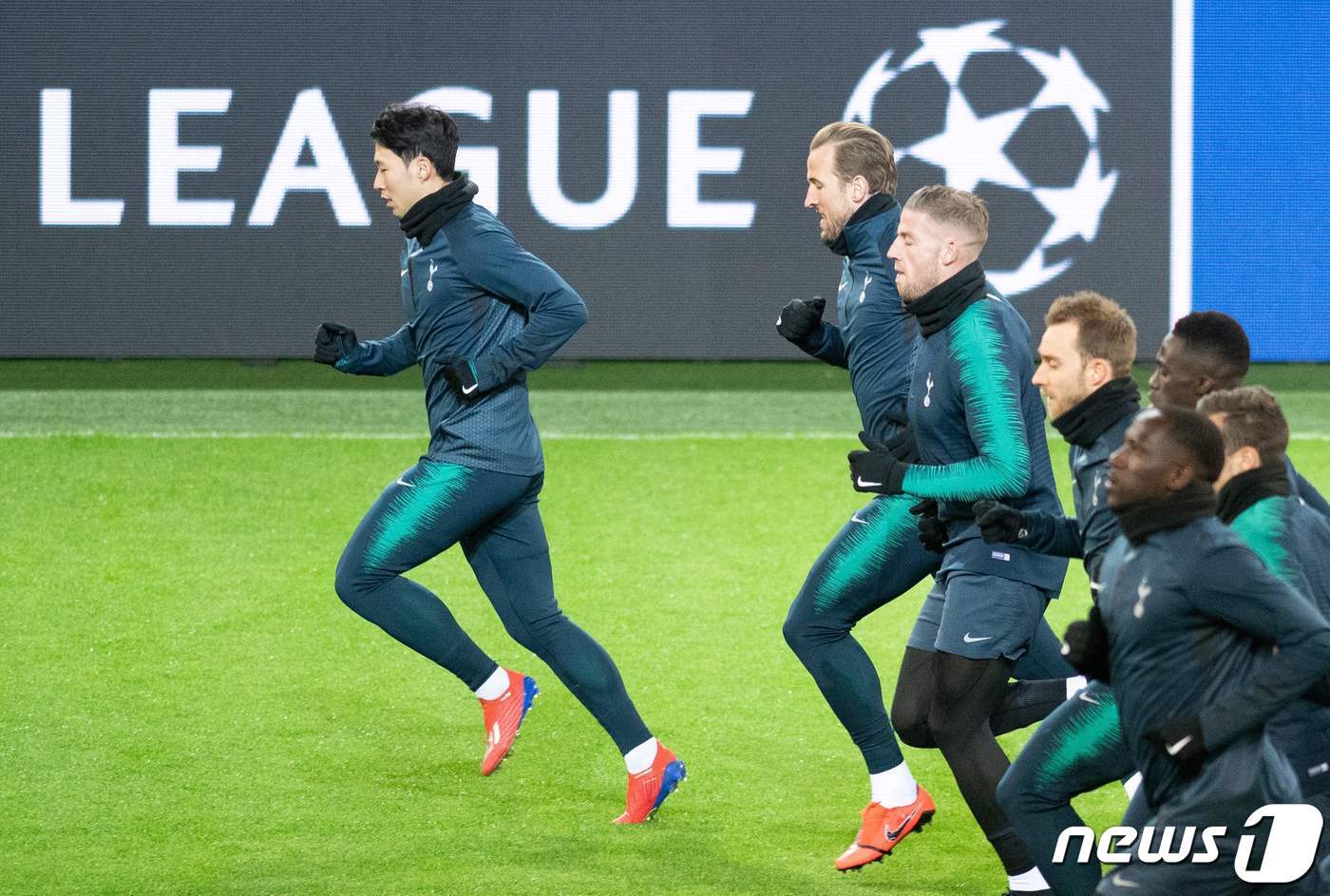 본문 이미지 - UCL 경기를 준비 중인 손흥민 ⓒ AFP=뉴스1