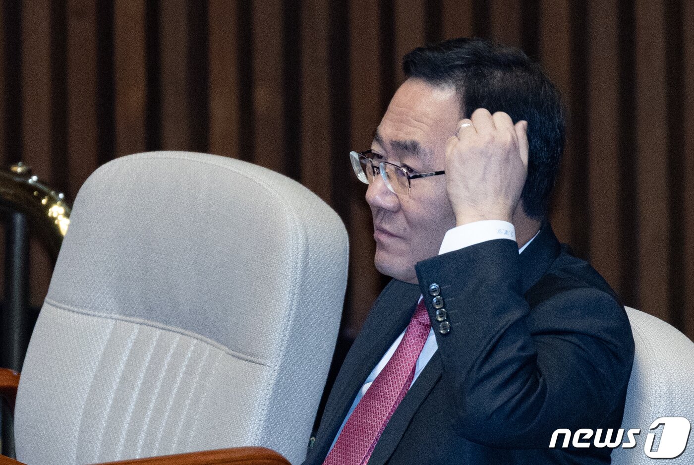 본문 이미지 - 주호영 국민의힘 원내대표가 13일 오전 서울 여의도 국회에서 열린 제403회 국회&#40;임시회&#41; 제5차 본회의에서 박홍근 더불어민주당 원내대표의 교섭단체 대표연설을 듣고 있다. 2023.2.13/뉴스1 ⓒ News1 이재명 기자