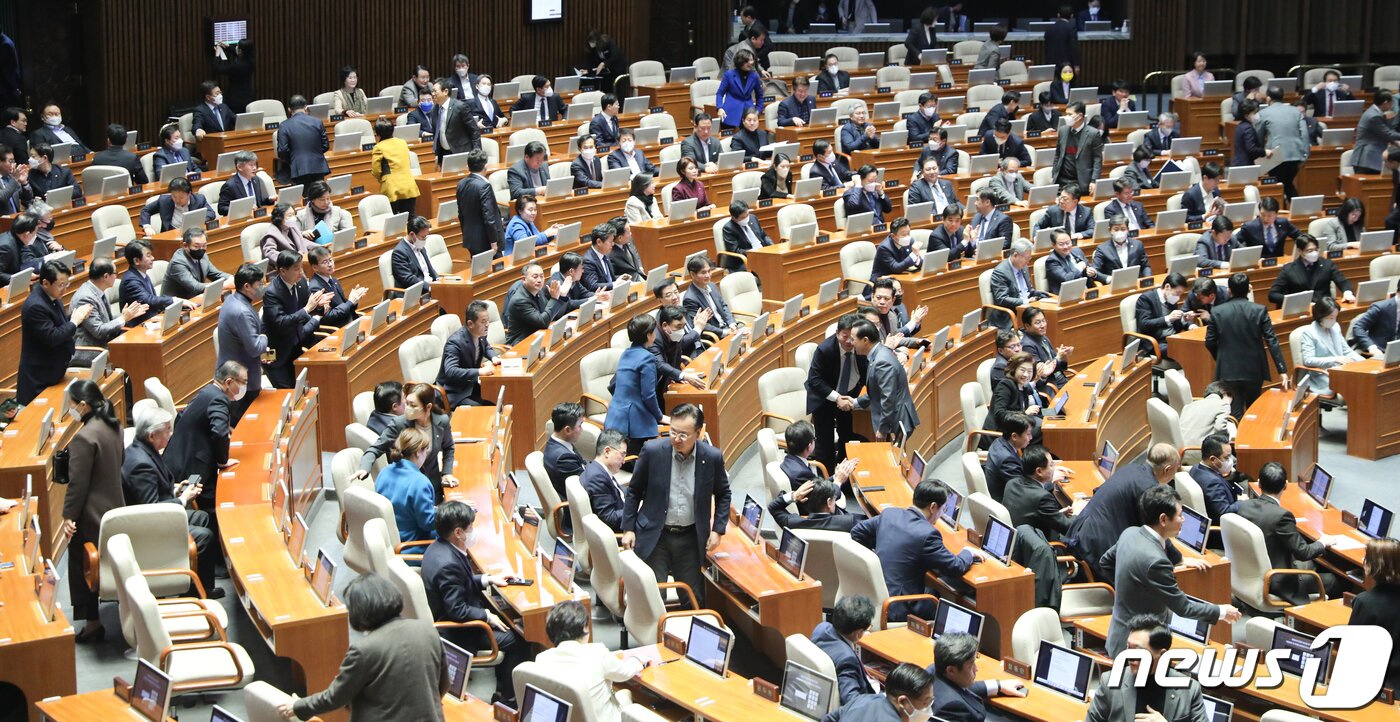 본문 이미지 - 박홍근 더불어민주당 원내대표가 13일 서울 여의도 국회에서 열린 본회의에서 교섭단체 대표연설을 마친 뒤 의원들과 인사하고 있다. 2022.2.13/뉴스1 ⓒ News1 허경 기자