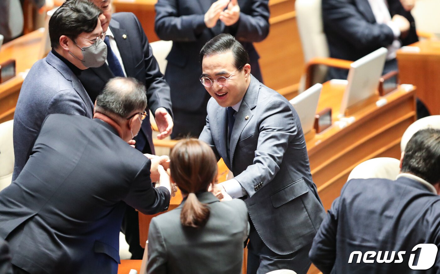 본문 이미지 - 박홍근 더불어민주당 원내대표가 13일 서울 여의도 국회에서 열린 본회의에서 교섭단체 대표연설을 마친 뒤 의원들과 인사하고 있다. 2022.2.13/뉴스1 ⓒ News1 허경 기자