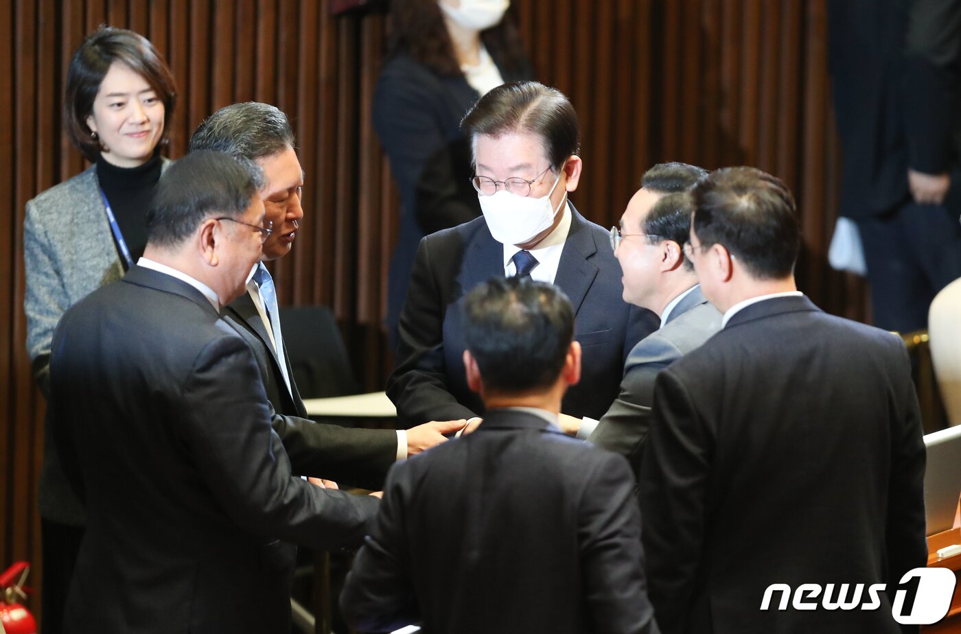 본문 이미지 - 박홍근 더불어민주당 원내대표가 13일 서울 여의도 국회에서 열린 본회의에서 교섭단체 대표연설을 마친 뒤 이재명 대표 등 지도부와 인사하고 있다. 2022.2.13/뉴스1 ⓒ News1 허경 기자