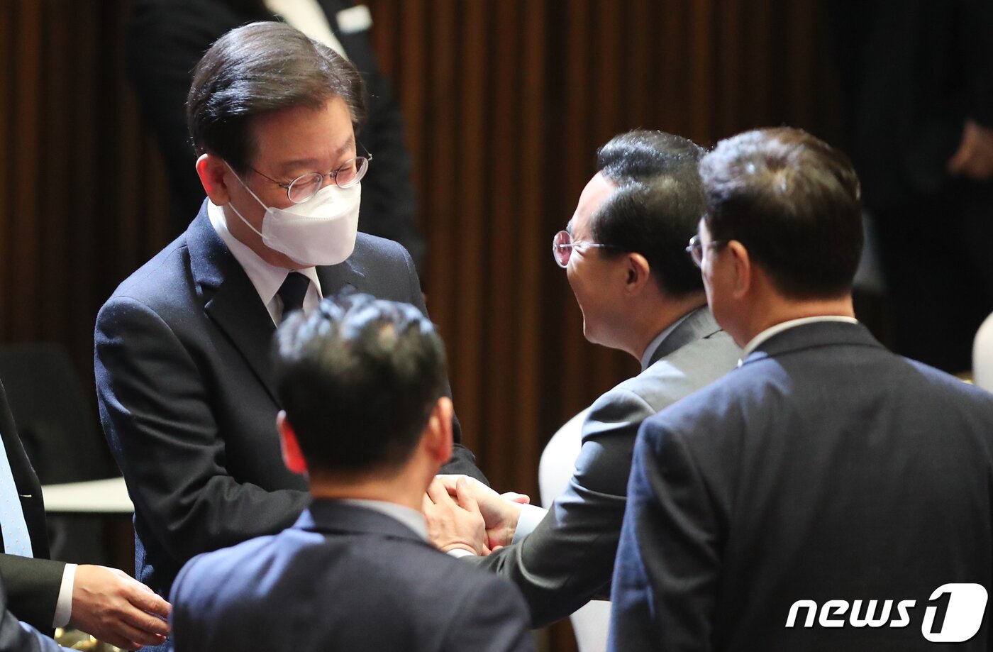 본문 이미지 - 박홍근 더불어민주당 원내대표가 13일 서울 여의도 국회에서 열린 본회의에서 교섭단체 대표연설을 마친 뒤 이재명 대표와 인사하고 있다. 2022.2.13/뉴스1 ⓒ News1 허경 기자