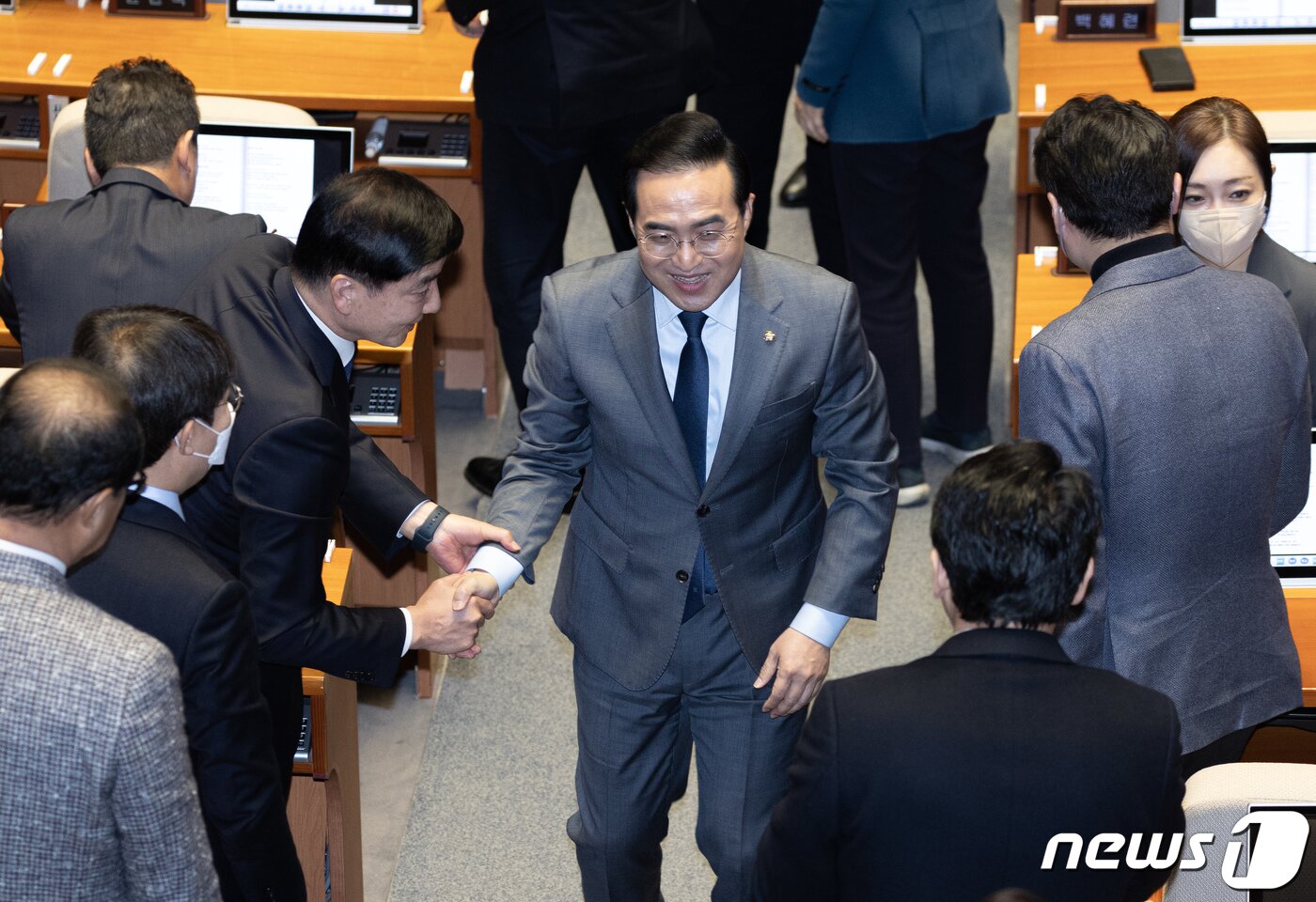 본문 이미지 - 박홍근 더불어민주당 원내대표가 13일 오전 서울 여의도 국회에서 열린 제403회 국회&#40;임시회&#41; 제5차 본회의에서 교섭단체 대표연설을 마친 후 동료 의원들과 인사하고 있다. 2023.2.13/뉴스1 ⓒ News1 이재명 기자