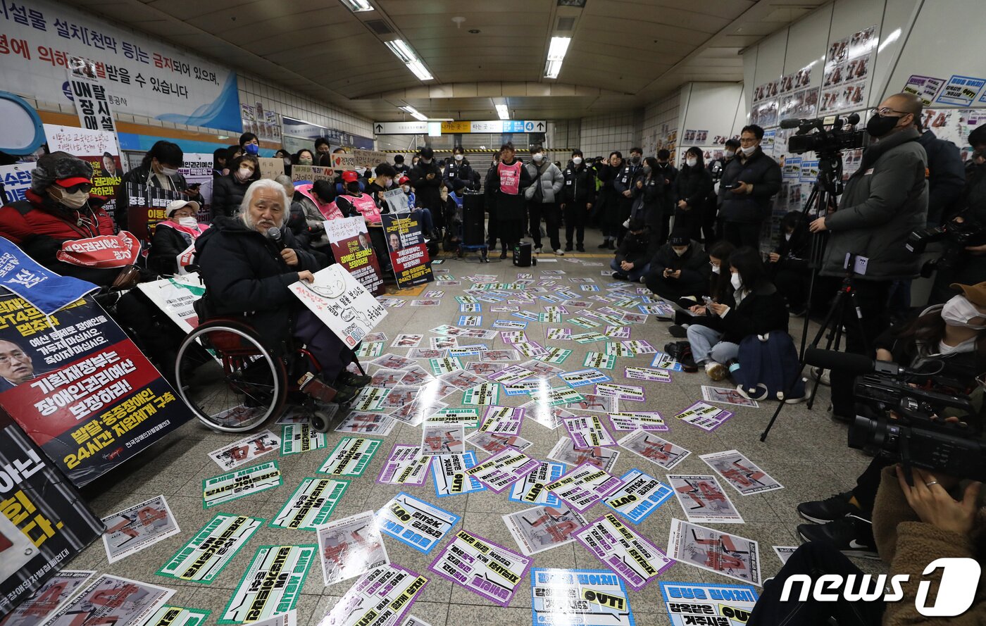 본문 이미지 - 박경석 전국장애인차별철폐연대 대표가 13일 오전 서울 용산구 삼긱지역 승강장에서 열린 '시민과 함께하는 달보기 운동 함께 선언 기자회견'에서 발언하고 있다. 2023.2.13/뉴스1 ⓒ News1 이동해 기자