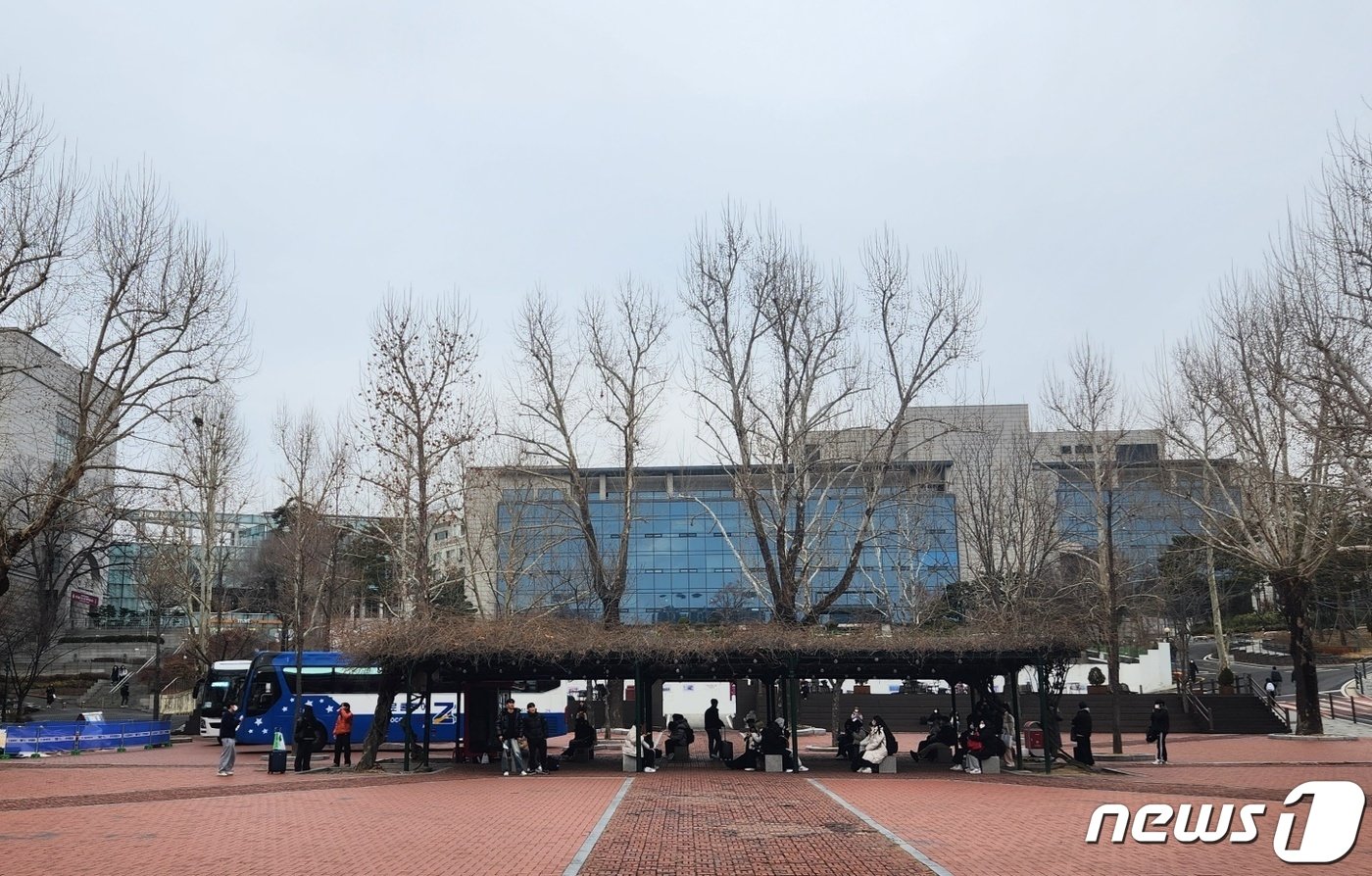 본문 이미지 - 13일 오전 9시.고려대 안암캠퍼스 광장에 벤치에 새내기 학생들이 새로배움터로 가는 버스를 기다리며 앉아있다. 2023.2.13/뉴스1 ⓒ News1 유민주 기자