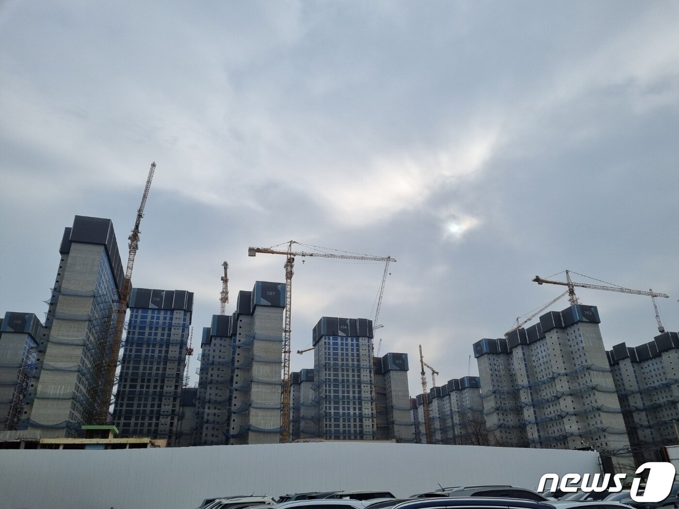 본문 이미지 - 지하철역 5·9호선을 끼고 초등학교 2곳을 품은 1만2032가구를 공급하는 서울 강동구 둔촌주공 재건축 단지(올림픽파크 포레온)는 '단군 이래 최대 재건축' 사업으로 불리며 시장의 관심을 받고 있다. 2023. 2. 13. ⓒ News1 최서윤 기자