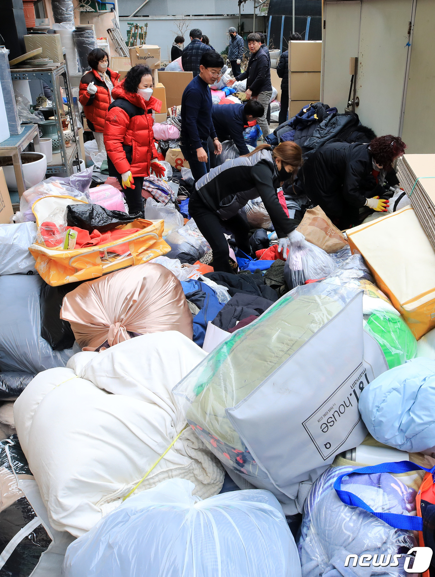 (수원=뉴스1) 구윤성 기자 = 13일 오후 경기도 수원시 장안구에서 아시아문화연구원과 앙카라학원기념사업회 직원 등 봉사자들이 튀르키예 지진현장으로 보낼 구호물품을 분류하고 있다. …