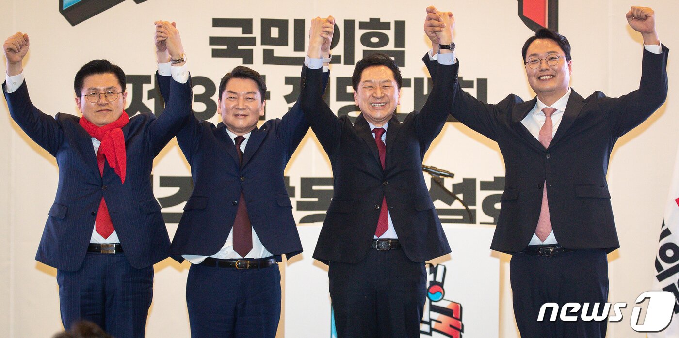본문 이미지 - 황교안(왼쪽부터), 안철수, 김기현, 천하람 국민의힘 당대표 후보가 13일 제주 퍼시픽호텔에서 열린 국민의힘 제3차 전당대회 제주 합동연설회에서 손을 맞잡고 있다. 2023.2.13/뉴스1 ⓒ News1 유승관 기자