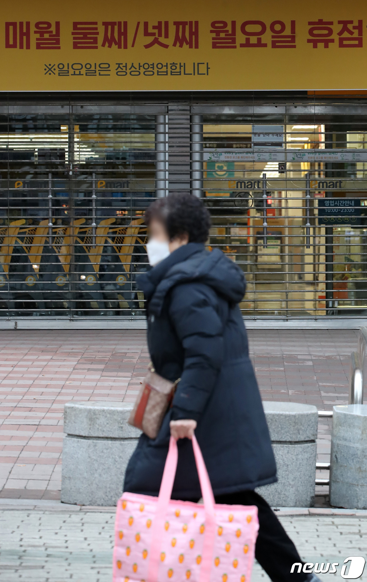 (대구=뉴스1) 공정식 기자 = 대구 지역의 대형마트 의무휴업일이 일요일에서 평일인 월요일로 변경된 13일 오후 휴점에 들어간 대구 수성구 한 대형마트 출입문이 닫혀 있다. 202 …