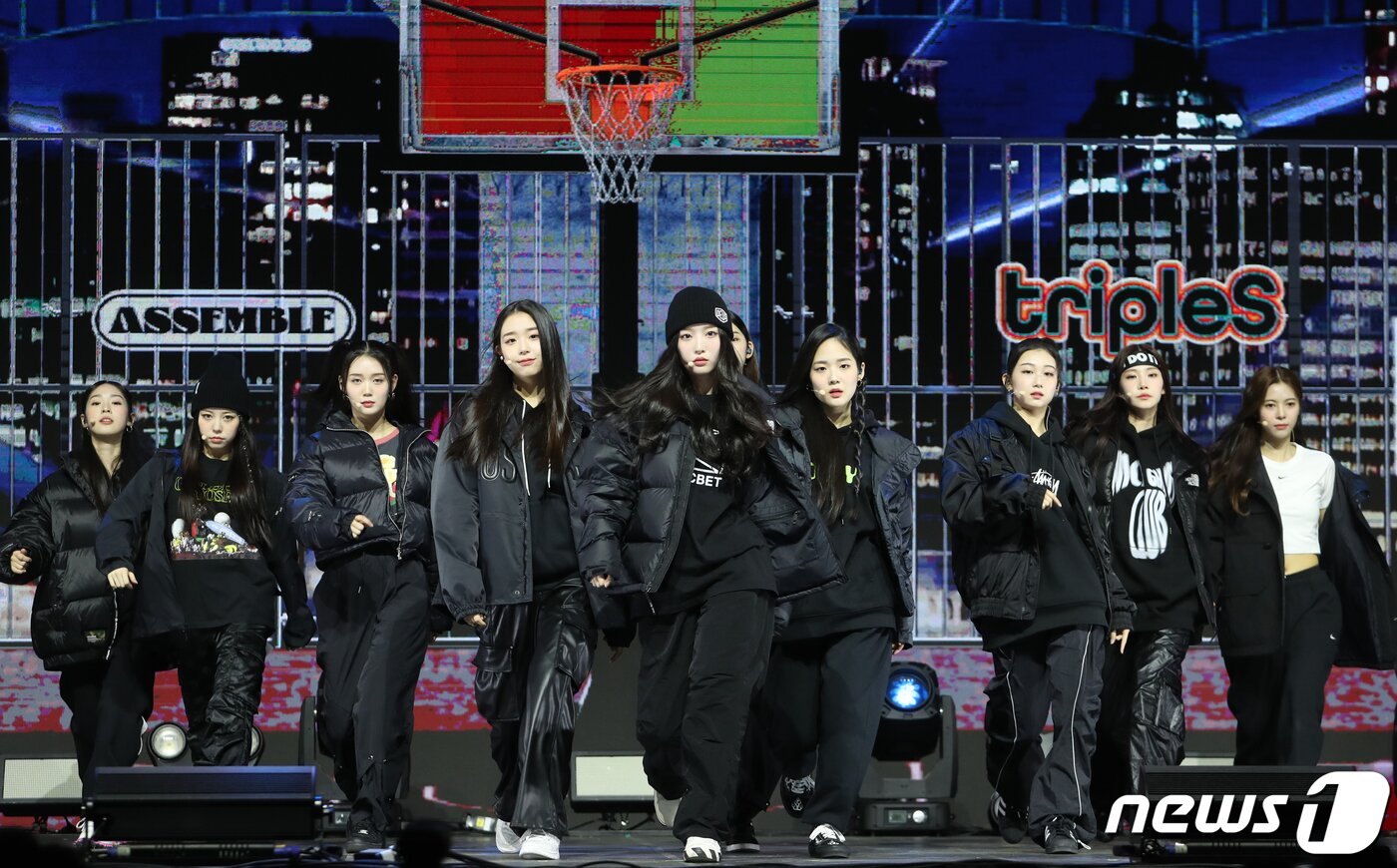 본문 이미지 - 그룹 트리플에스(tripleS)의 김유연(왼쪽 다섯번째)이 13일 서울 용산구 블루스퀘어에서 가진 첫 번째 미니 앨범 '어셈블(ASSEMBLE)' 발매 쇼케이스에서 타이틀곡 '라이징(Rising)'을 선보이고 있다.ⓒ News1 권현진 기자