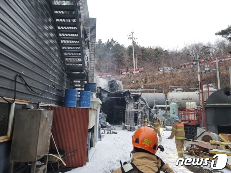   13일 오후 4시 47분쯤 경북 경주시 건천읍에 있는 폐플라스틱 열분해유생산업체에서 폭발로 추정되는 불이 나 근로자 6명이 부상했다..&#40;경주소방서제공&#41;2023.2.13/뉴스1