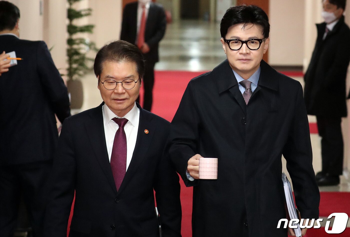 본문 이미지 - 한동훈 법무부 장관과 이정식 고용노동부 장관이 14일 오전 서울 종로구 세종대로 정부서울청사에서 열린 국무회의에 참석하며 대화하고 있다. 2023.2.14/뉴스1 ⓒ News1 김명섭 기자