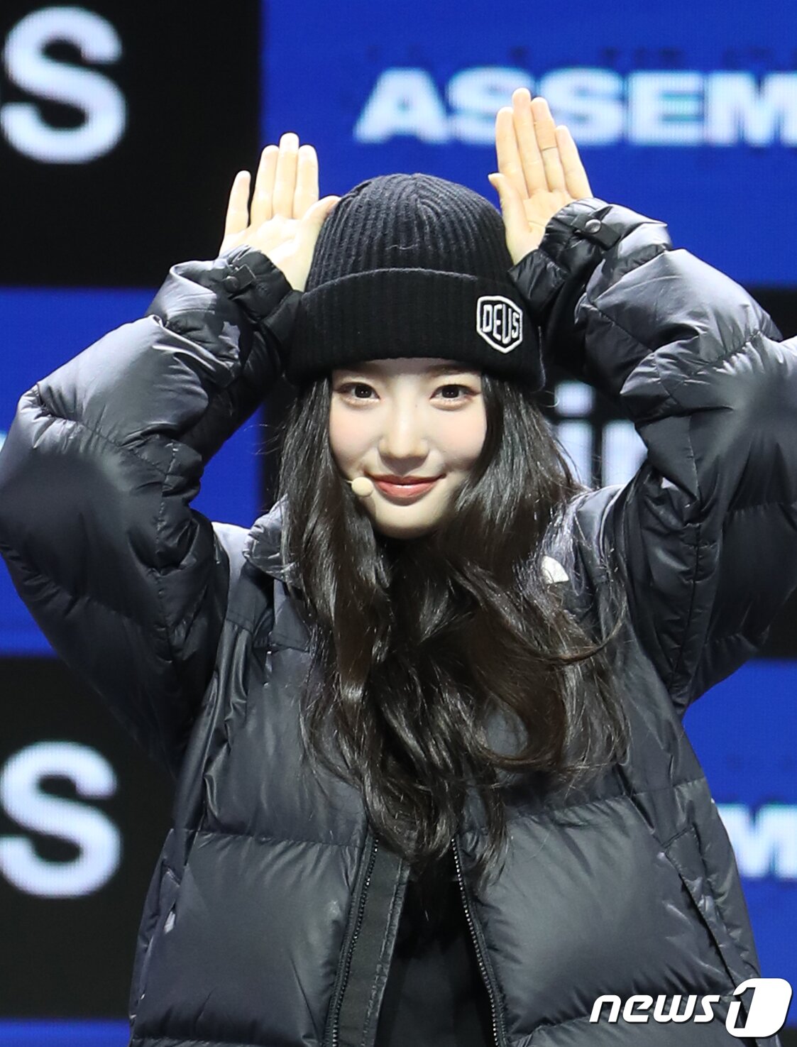 본문 이미지 - 그룹 트리플에스(tripleS)의 김유연이 13일 서울 용산구 블루스퀘어에서 가진 첫 번째 미니 앨범 '어셈블(ASSEMBLE)' 발매 쇼케이스에서 사랑스러운 토끼 포즈로 시선을 사로잡고 있다. ⓒ News1 권현진 기자