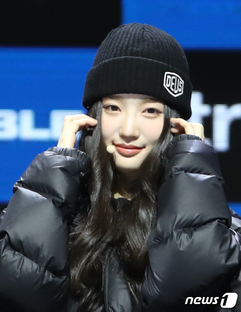 본문 이미지 - 그룹 트리플에스(tripleS)의 김유연이 13일 서울 용산구 블루스퀘어에서 가진 첫 번째 미니 앨범 '어셈블(ASSEMBLE)' 발매 쇼케이스에서 볼 하트를 그리고 있다. ⓒ News1 권현진 기자