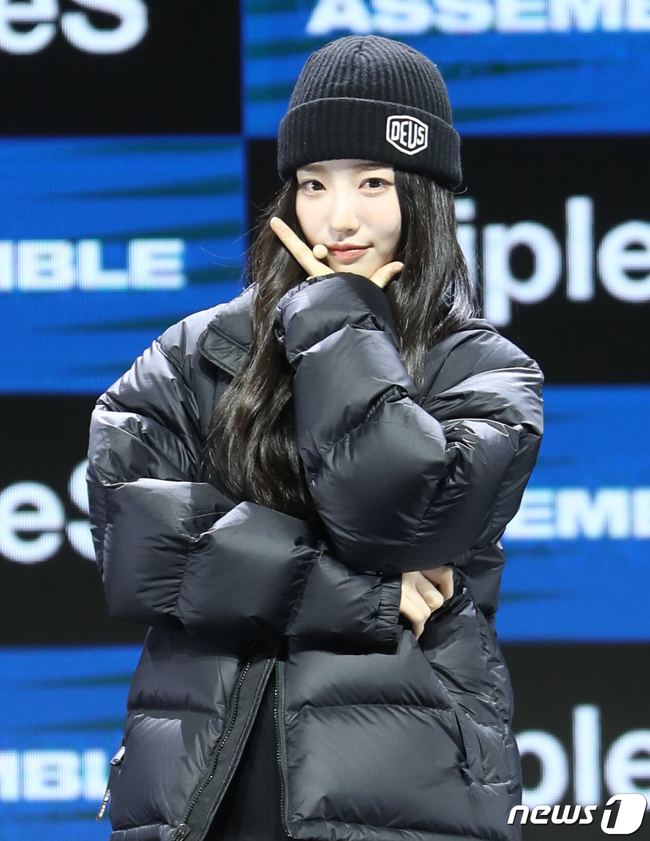 본문 이미지 - 그룹 트리플에스(tripleS)의 김유연이 13일 서울 용산구 블루스퀘어에서 가진 첫 번째 미니 앨범 '어셈블(ASSEMBLE)' 발매 쇼케이스에서 포즈를 취하고 있다. ⓒ News1 권현진 기자