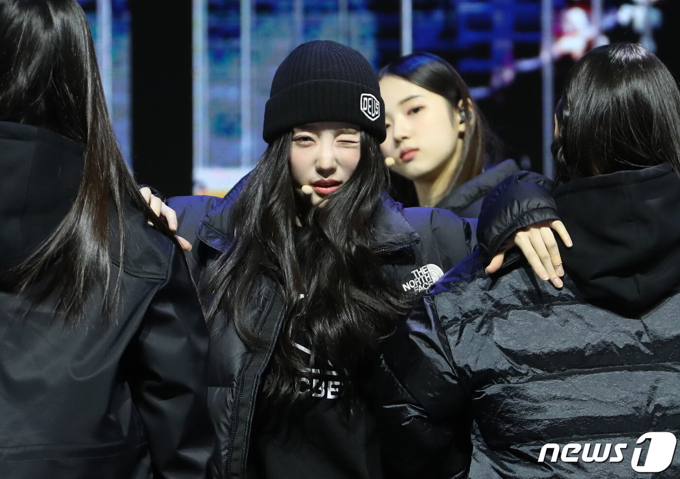 본문 이미지 - 그룹 트리플에스(tripleS)의 김유연이 13일 서울 용산구 블루스퀘어에서 가진 첫 번째 미니 앨범 '어셈블(ASSEMBLE)' 발매 쇼케이스에서 신곡 무대를 선보이고 있다. ⓒ News1 권현진 기자