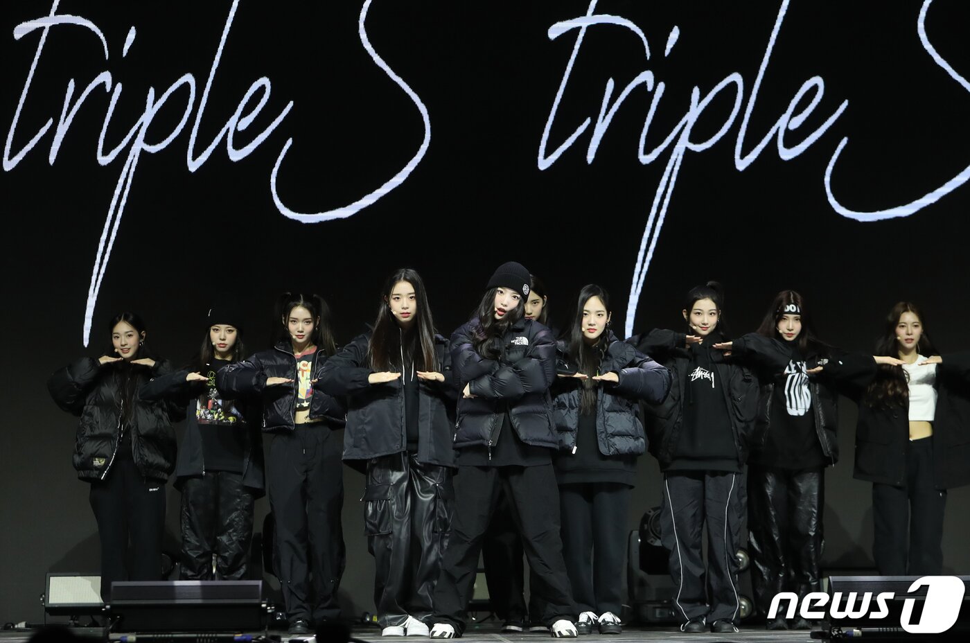 본문 이미지 - 그룹 트리플에스(tripleS)의 김유연(가운데)이 13일 서울 용산구 블루스퀘어에서 가진 첫 번째 미니 앨범 '어셈블(ASSEMBLE)' 발매 쇼케이스에서 타이틀곡 '라이징(Rising)'을 선보이고 있다. ⓒ News1 권현진 기자