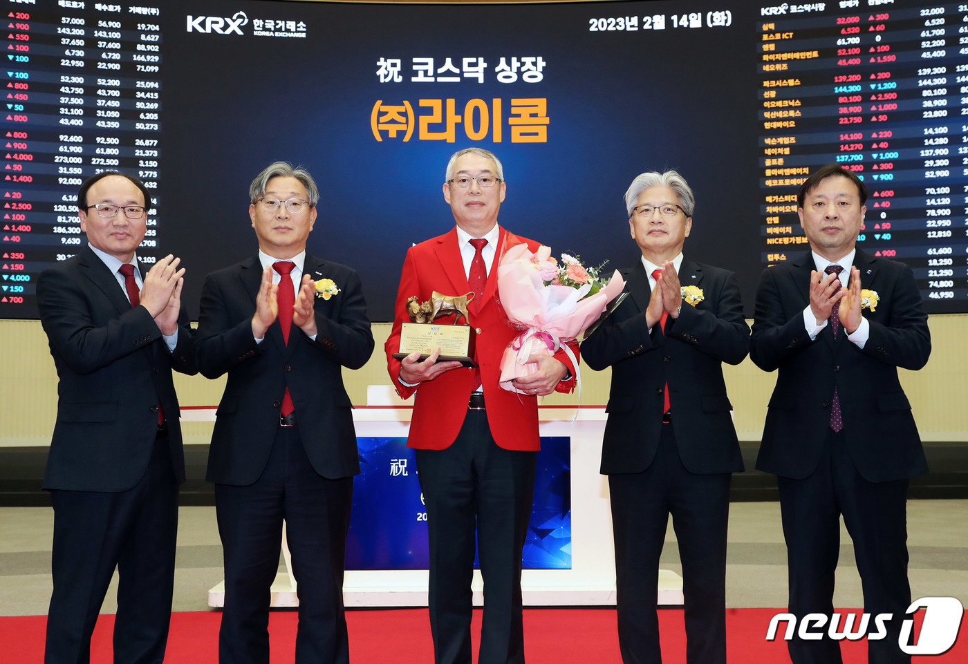 (서울=뉴스1) = 14일 오전 서울 영등포구 한국거래소에서 열린 라이콤 코스닥시장 상장기념식에서 강왕락 코스닥협회 부회장(왼쪽부터), 홍순욱 한국거래소 코스닥시장본부장. 김성준 …