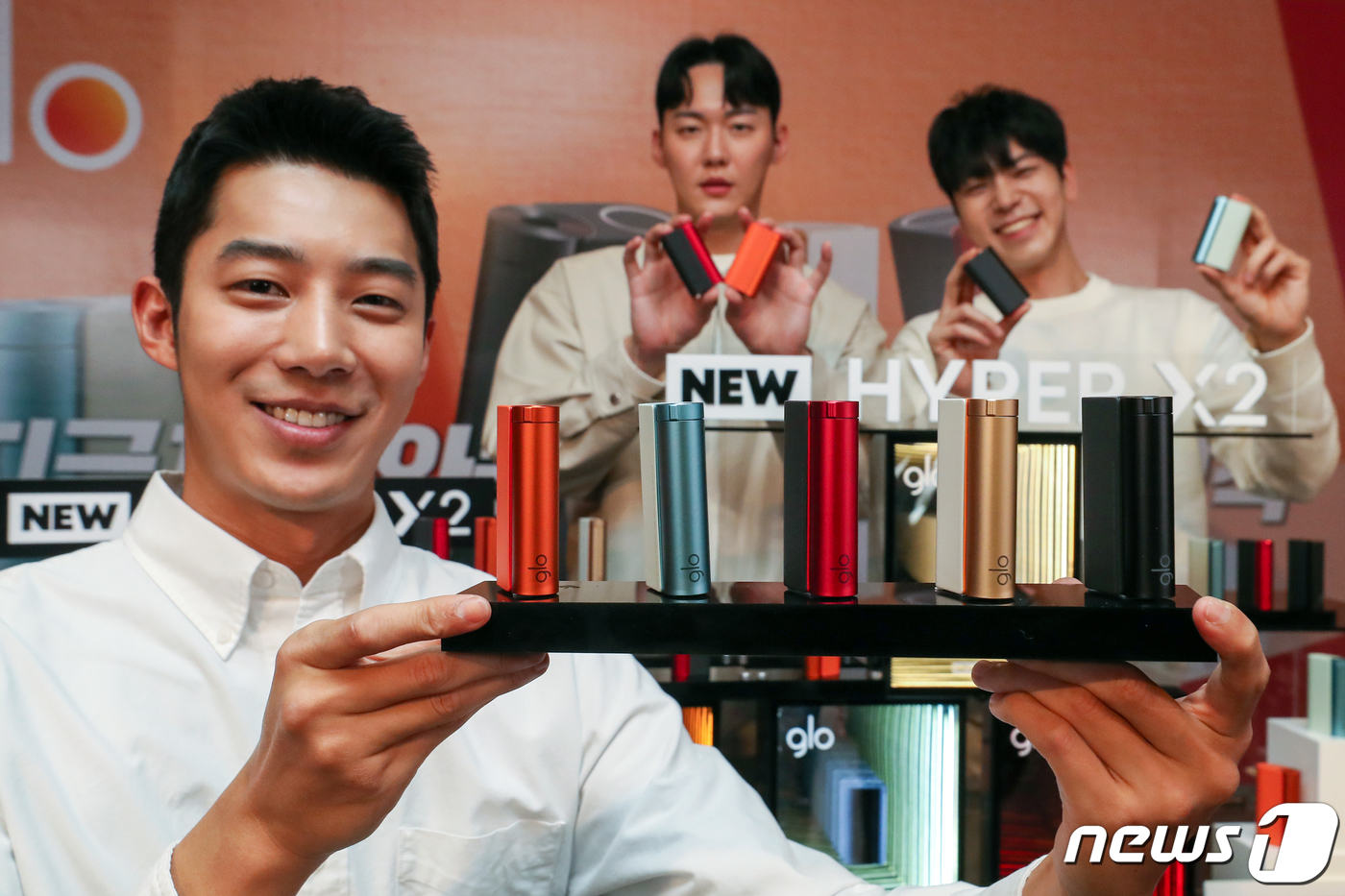 (서울=뉴스1) 민경석 기자 = 14일 서울 중구 롯데호텔에서 모델들이 궐련형 전자담배 '글로' 신제품을 선보이고 있다.BAT로스만스는 이번 신제품에 두꺼워진 전용 스틱 '데미 슬 …