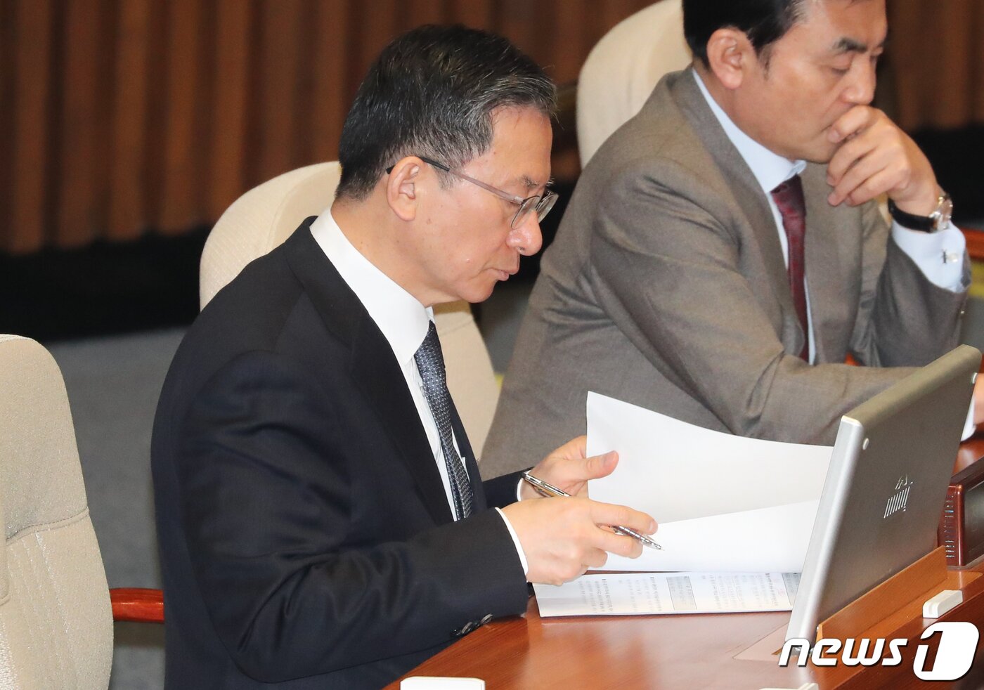 본문 이미지 - 정성호 더불어민주당 의원이 14일 서울 여의도 국회에서 열린 본회의에서 자료를 보고 있다. 2023.2.14/뉴스1 ⓒ News1 허경 기자