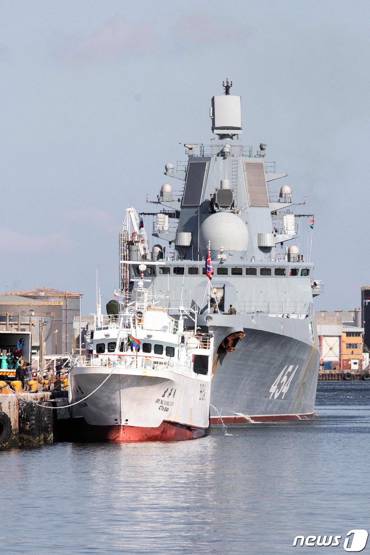 (케이프 타운 AFP=뉴스1) 우동명 기자 = 13일(현지시간) 남아프리카 공화국 케이프 타운 항에 남아공, 중국과 합동 해군 훈련에 참가한 러시아 항공모함 `아드미랄 고르쉬코프' …